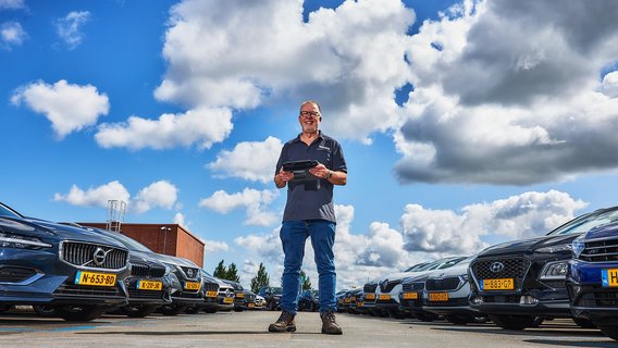TÜV NORD medewerker met tablet in zijn handen