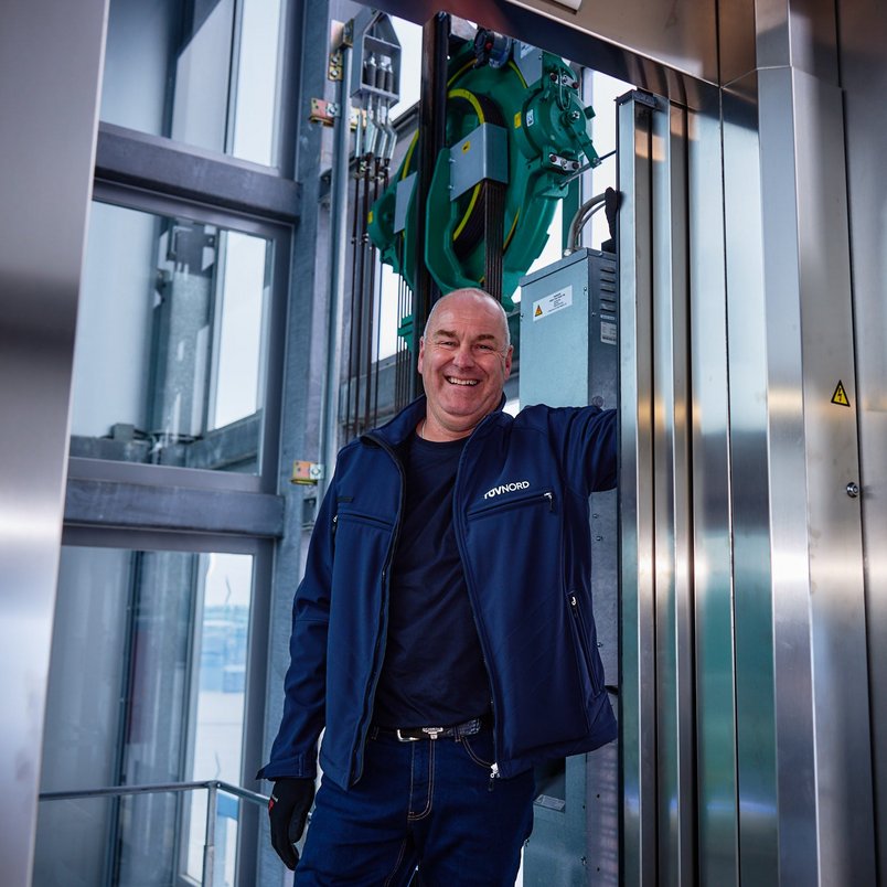 Medewerker van TÜV NORD staat klaar om contactvragen te beantwoorden.