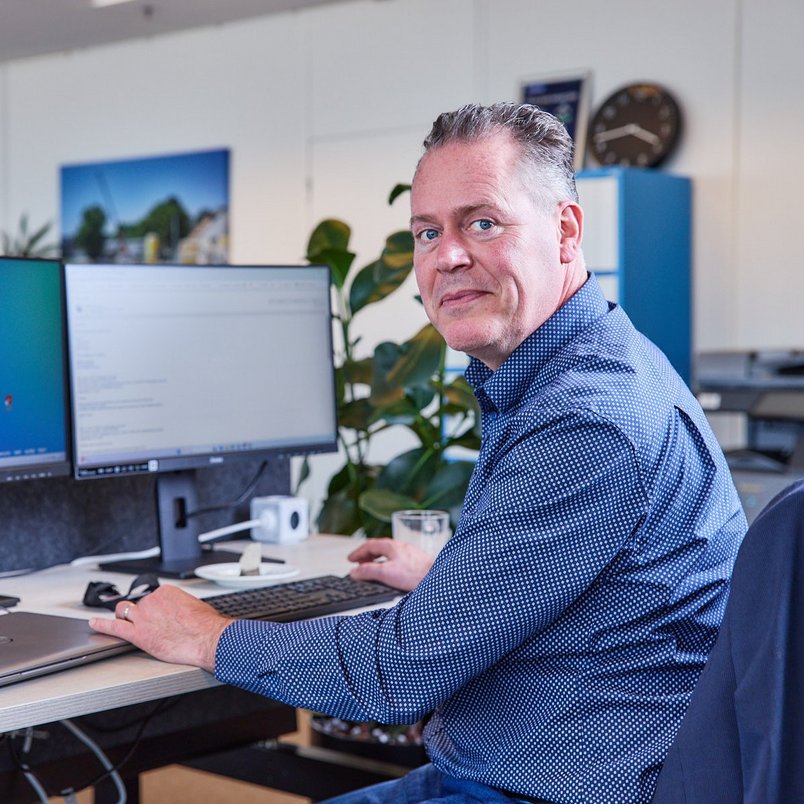 Medewerker van TÜV NORD zit klaar om contactvragen te beantwoorden.