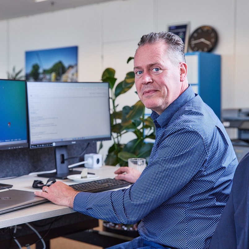 Medewerker van TÜV NORD zit klaar om contactvragen te beantwoorden.