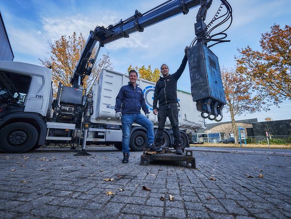 Medewerker TÜV NORD en T-SPEC inspecteur voor een autolaadkraan