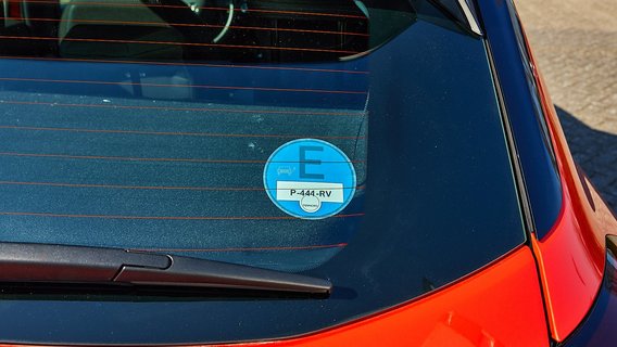 Bestel hier je E-Plakette Geplakte E-plakette op de achterruit van een auto