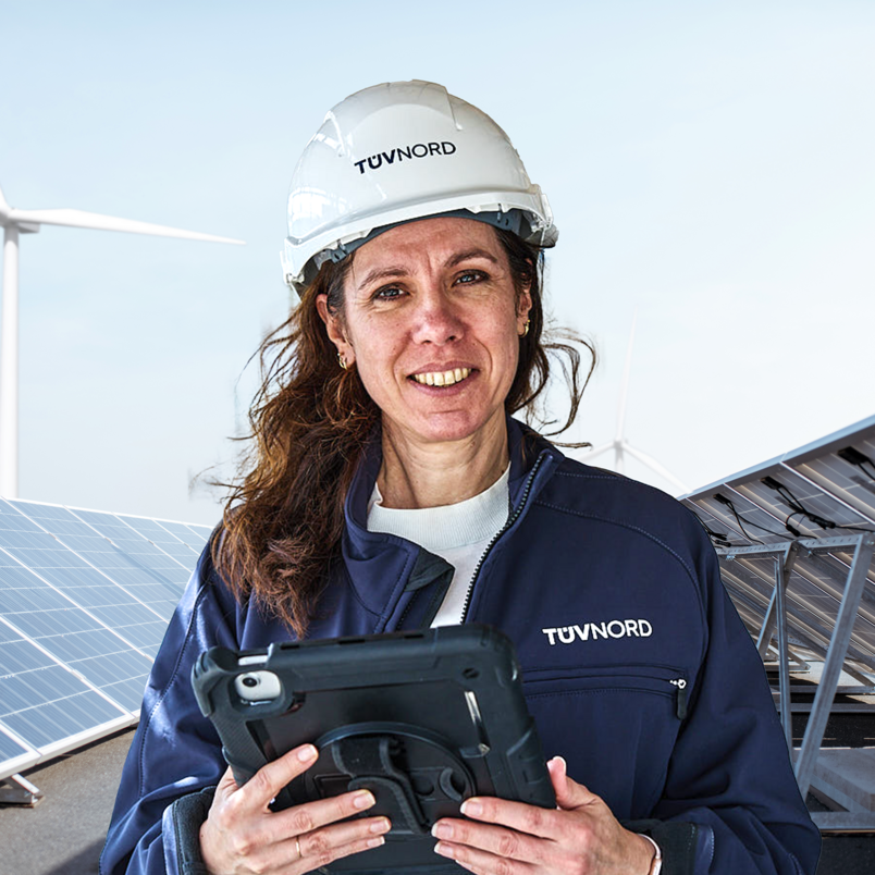 Medewerker van TÜV NORD staat klaar om contactvragen te beantwoorden.