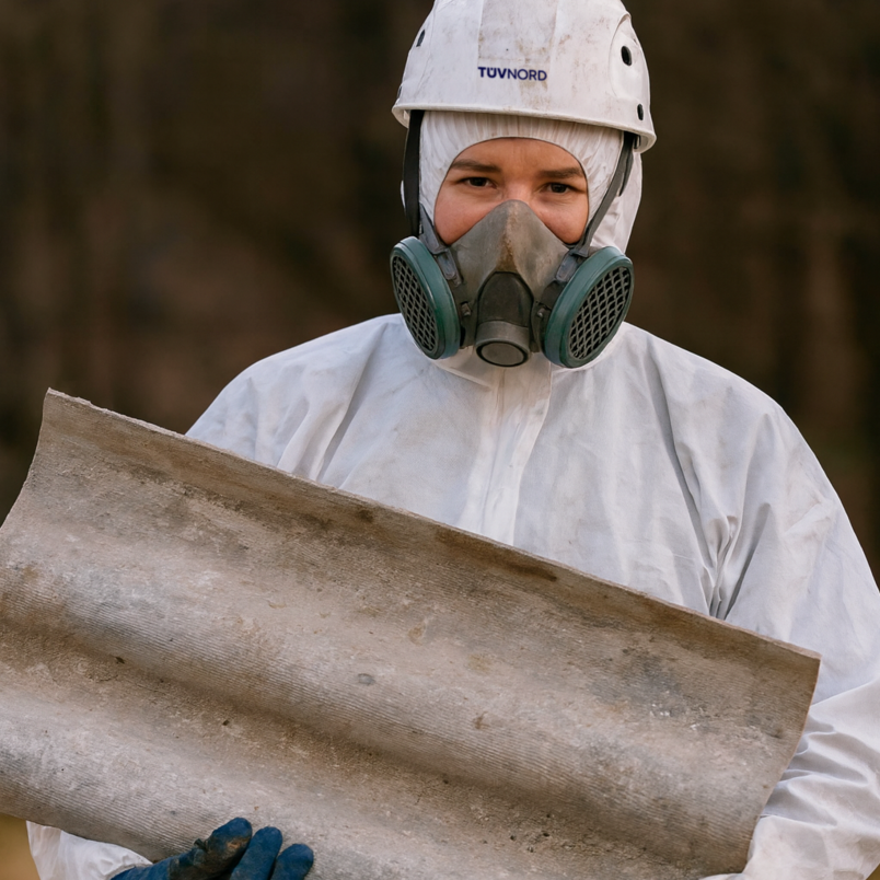 Personen in beschermende kleding tijdens het uitvoeren van asbestverwijdering