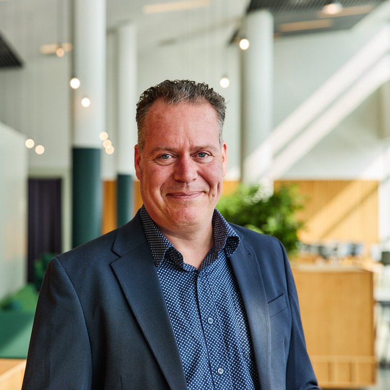 Neem contact op met TÜV NORD TÜV NORD Medewerker in kantoor omgeving