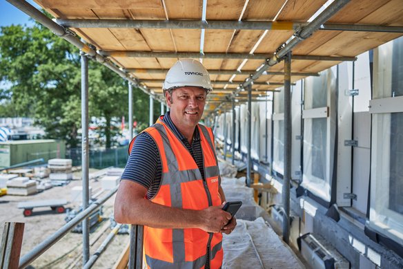 TÜV NORD medewerker op bouwplaats