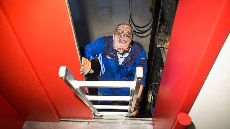 Leer met lift training hoe u veiligheidsrisico's beperkt en veiligheidsbewust uw werk in en rondom liften uitvoert