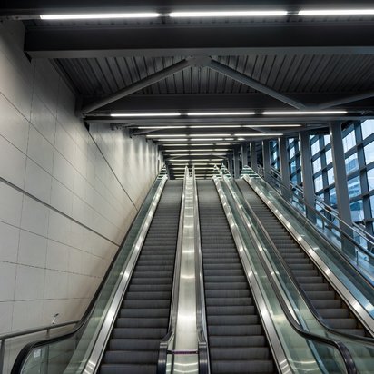 Roltrappen in een openbaar gebouw die periodiek gekeurd moeten worden.