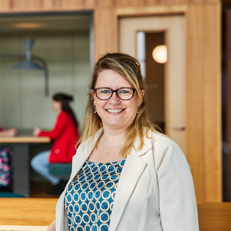 Medewerker van TÜV NORD staat klaar om contactvragen te beantwoorden