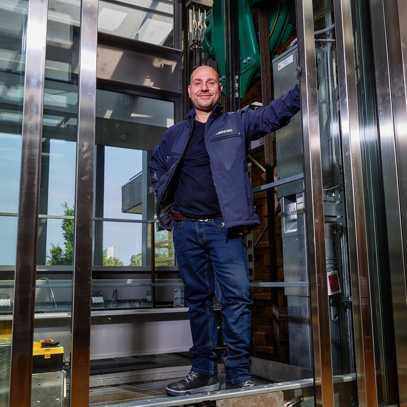 TÜV NORD inspecteur in een glazen lift