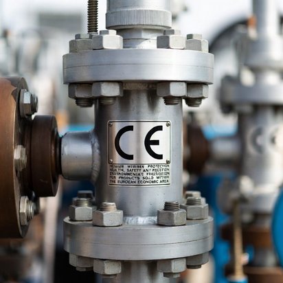 Vraag een offerte aan bij TÜV NORD voor PED Nieuwbouw Drukapparatuur ingezoomd op de sticker voorzien van CE-markering