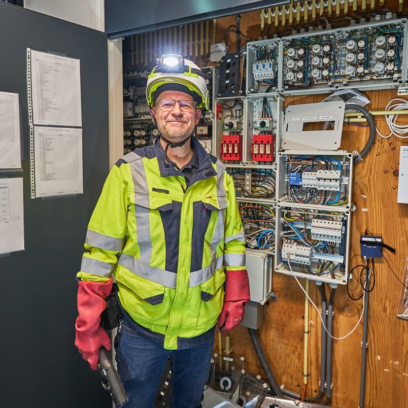 Contact opnemen met TÜV NORD Inspecteur voert een elektrische inspectie uit bij een technische installatie.