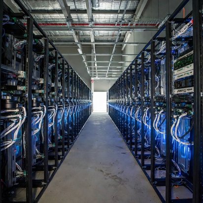 Gangpad in een datacenter met rijen servers en netwerkapparatuur, symbool voor digitale infrastructuur en cybersecurity onder de NIS2-richtlijn.