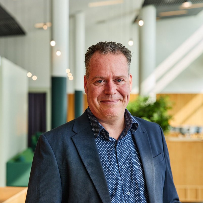 Medewerker van TÜV NORD staat klaar om contactvragen te beantwoorden.