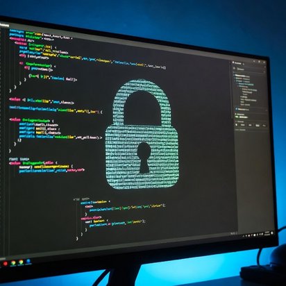 Beeldscherm met digitaal slot, symbool voor cybersecurity en gegevensbescherming.