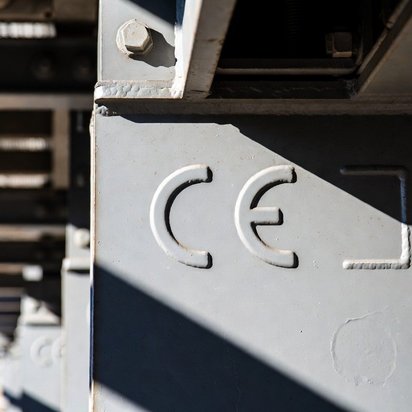 Dragende staalconstructie in aanbouw, voorzien van CE-markering logo