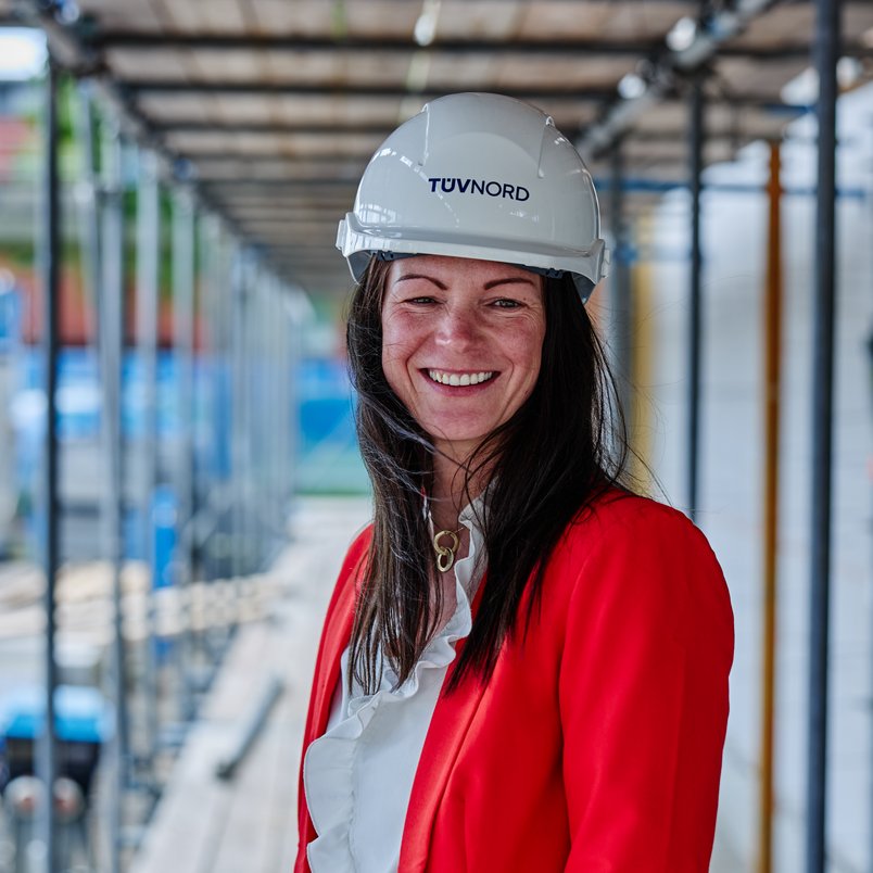 TÜV NORD medewerkster staat op de bouw voor je klaar.