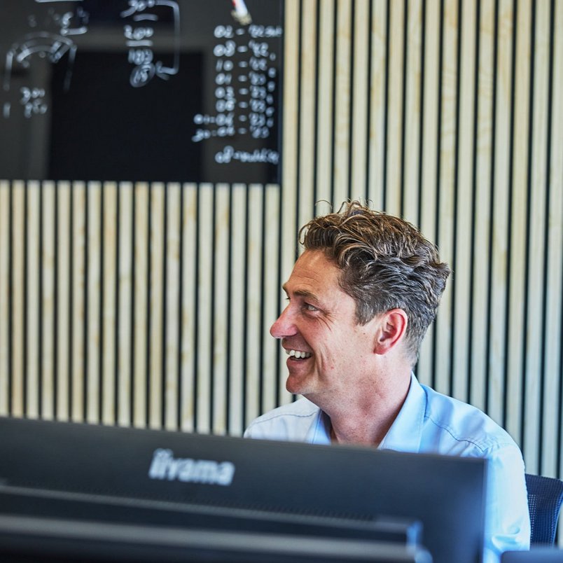 Medewerker van TÜV NORD zit klaar om contactvragen te beantwoorden.